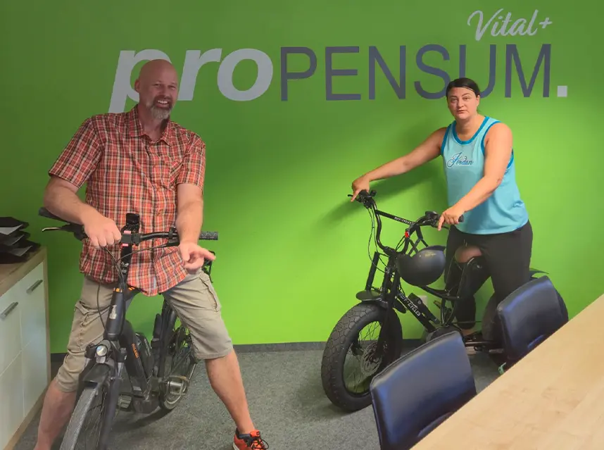 Das proPENSUM-Team vor der grünen Vital+ Wand